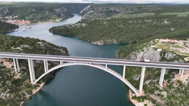 Letecké Panoramatické Video Krásného Palubního Oblouku Mostu Města Šibenik Chorvatsku Stock Záběr