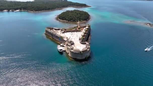 クロアチアのアドリア海沿岸のシーベニクの美しい町の海のセントニコラスの要塞と多くの島の周りの航空ビデオ — ストック動画