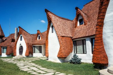 Romanya 'nın Sibiu kentindeki Periler Vadisi' ndeki Castelul de Lut Valea Zanelor adlı bir peri masalı kalesinin manzarası..