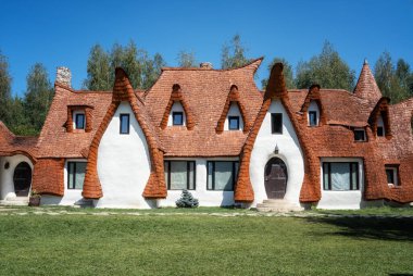 Romanya 'nın Sibiu kentindeki Periler Vadisi' ndeki Castelul de Lut Valea Zanelor adlı bir peri masalı kalesinin manzarası..