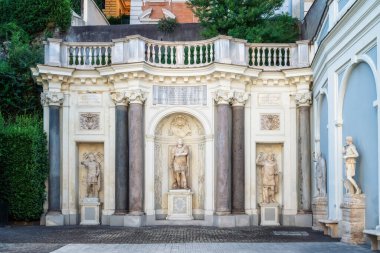 Roma, İtalya 'daki güzel Colonna Sarayı' nın (Palazzo Colonna) avlusunda heykeller ve dış ayrıntılar.