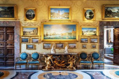 Roma, İtalya - 10 Eylül 2022: Roma, İtalya 'daki Palazzo Colonna' nın görkemli ve zengin iç mekanından ayrıntılar.