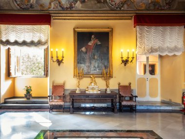 Roma, İtalya - 10 Eylül 2022: Roma, İtalya 'daki Palazzo Colonna' nın görkemli ve zengin iç mekanından ayrıntılar.