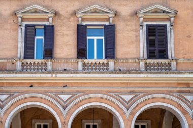 Roma, İtalya 'nın merkezindeki güzel eski binaların ön yüzü.