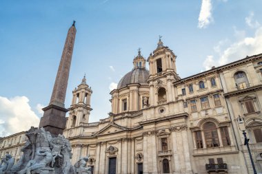 Agone 'daki Sant' Agnese Kilisesi 'nin güzel ön cephesi Piazza Navona, Roma, İtalya