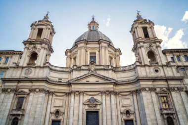 Agone 'daki Sant' Agnese Kilisesi 'nin güzel ön cephesi Piazza Navona, Roma, İtalya