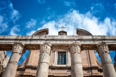 Roma, İtalya 'da güneşli bir günde, ünlü Roma Forumu' nun (Foro Romano) kalıntılarının yakın çekim görüntüsü