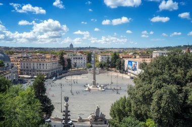 Roma, İtalya - 10 Eylül 2022: Pincio Terrace 'dan Piazza del Popolo, Roma, İtalya' ya inanılmaz bir panoramik manzara