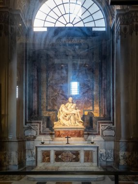 Aziz Peter Bazilikası 'nda Michelangelo Buonarotti' nin ünlü Rönesans heykeli 