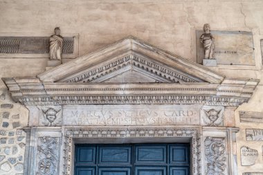 İtalya, Roma 'daki Trastevere' deki Santa Maria Bazilikası 'nın güzel girişinin ayrıntıları.