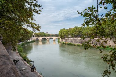 Tiber Nehri üzerinde Ponte Sisto (Sisto Köprüsü) ile güzel bir manzara, Roma, İtalya 'da Aziz Peter Bazilikası kubbesi.