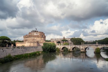 Orta Çağ St. Angelo şatosunun üzerindeki ağır bulutlar ve Roma, İtalya 'daki Tiber nehri üzerindeki köprü.