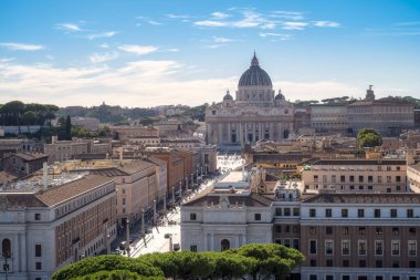 Roma 'nın panoramik manzarası ünlü Vatikan Aziz Peter Bazilikası ve Roma, İtalya' daki Tiber Nehri üzerindeki köprüler. Saint Angelo şatosunun terasından hava manzarası.