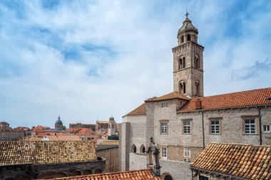 Hırvatistan 'ın Adriyatik kıyı şeridi üzerinde kırmızı çatıları olan Dubrovnik eski kenti, kuleleri, dar taş sokakları ve binaları muhteşem panoramik manzarası.