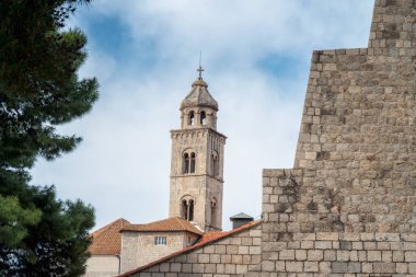 Hırvatistan 'ın Adriyatik Denizi kıyısındaki eski Dubrovnik kasabasındaki taş binaların güzel eski mimarisiyle muhteşem bir manzara..