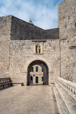 Hırvatistan 'ın Adriyatik Denizi kıyısındaki eski Dubrovnik kasabasının eski güzel mimarisi ile muhteşem bir manzara. Taştan kemerli kapılardan biri.