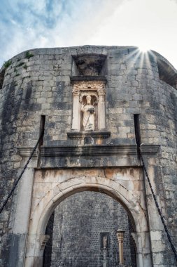 Hırvatistan 'ın Adriyatik Denizi kıyısındaki eski Dubrovnik kasabasına giriş yapan Pile Gate' in eski güzel mimarisi ile muhteşem bir manzara..
