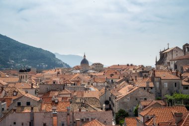 Hırvatistan 'ın Adriyatik kıyı şeridi üzerinde kırmızı çatıları olan Dubrovnik eski kenti, kuleleri, dar taş sokakları ve binaları muhteşem panoramik manzarası.
