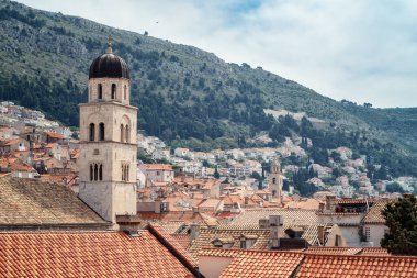 Hırvatistan 'ın Adriyatik kıyı şeridi üzerinde kırmızı çatıları olan Dubrovnik eski kenti, kuleleri, dar taş sokakları ve binaları muhteşem panoramik manzarası.