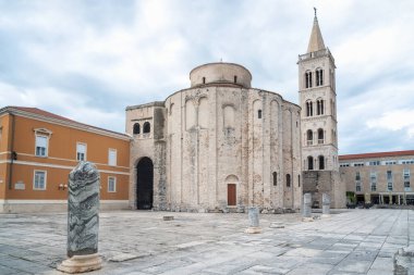 Hırvatistan 'ın Adriyatik Denizi kıyısındaki eski Zadar kasabasındaki St. Anastasia çan kulesinin ve St. Donat kilisesinin güzel eski mimarisinin muhteşem manzarası.