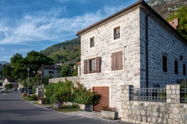 Karadağ 'ın Kotor Körfezi, Perast kentindeki deniz kenarındaki ana gezinti alanındaki eski taş evin güzel manzarası