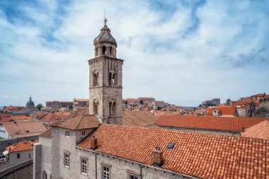 Hırvatistan 'ın Adriyatik kıyı şeridi üzerinde kırmızı çatıları olan Dubrovnik eski kenti, kuleleri, dar taş sokakları ve binaları muhteşem panoramik manzarası.
