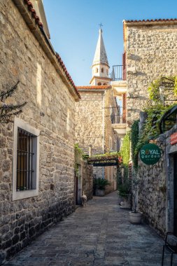 Budva, Karadağ - 27 Ekim 2022: Karadağ 'ın eski Budva kentinin merkezinde romantik dar bir taş ara sokak