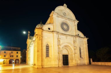 Hırvatistan 'ın eski Shibenik kentindeki St. James katedralinin güzel ortaçağ mimarisiyle muhteşem bir gece manzarası..