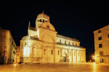 Hırvatistan 'ın eski Shibenik kentindeki St. James katedralinin güzel ortaçağ mimarisiyle muhteşem bir gece manzarası..