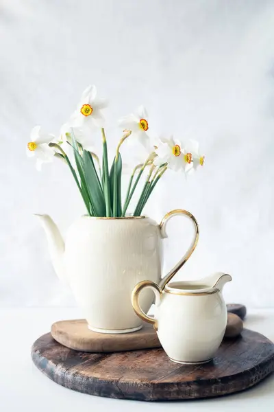 Натюрморт Цветущим Букетом Белых Нарциссов Элегантный Фарфоровый Чайник Текстурированном Белом Стоковое Фото