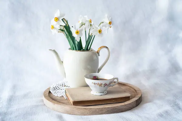 Натюрморт Цветущим Букетом Белых Нарциссов Элегантный Фарфоровый Чайник Чашка Кофе Стоковое Изображение