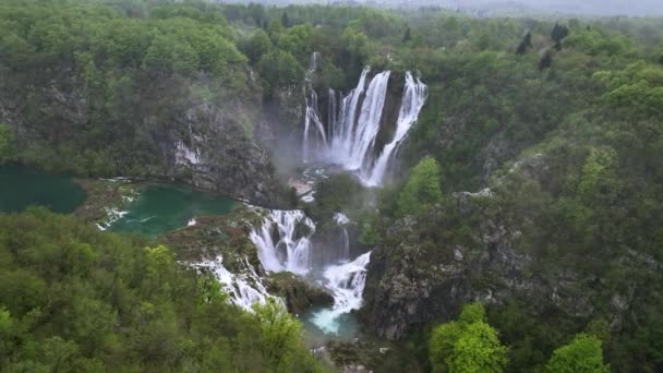 Hırvatistan Yeşil Bir Bahar Ormanındaki Göllü Pitoresk Şelaleli Plitvice Ulusal Stok Video
