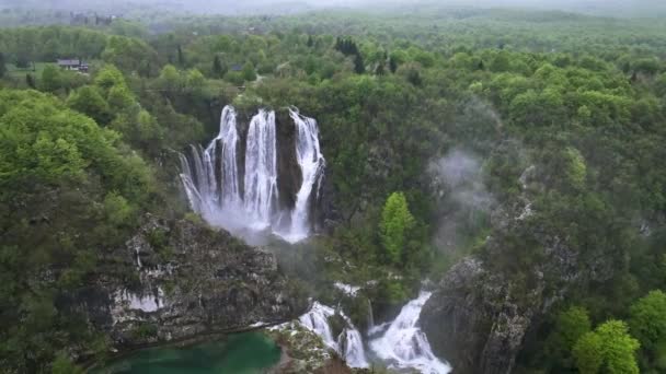 Hırvatistan Yeşil Bir Bahar Ormanındaki Göllü Pitoresk Şelaleli Plitvice Ulusal Telifsiz Stok Video