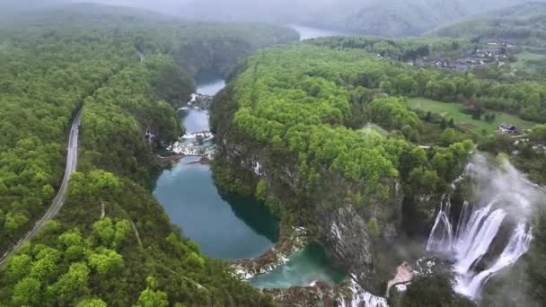Hırvatistan Yeşil Bir Bahar Ormanındaki Göllü Pitoresk Şelaleli Plitvice Ulusal Stok Çekim 