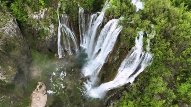 Hırvatistan Yeşil Bir Bahar Ormanındaki Göllü Pitoresk Şelaleli Plitvice Ulusal Telifsiz Stok Çekim