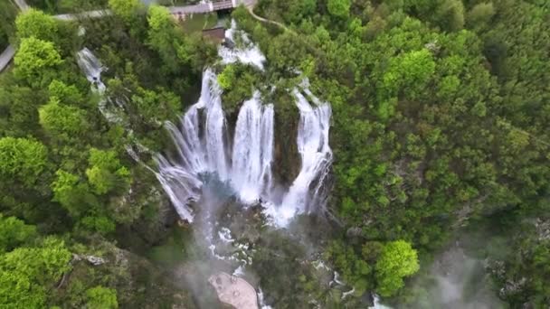Hırvatistan Yeşil Bir Bahar Ormanındaki Göllü Pitoresk Şelaleli Plitvice Ulusal Telifsiz Stok Çekim