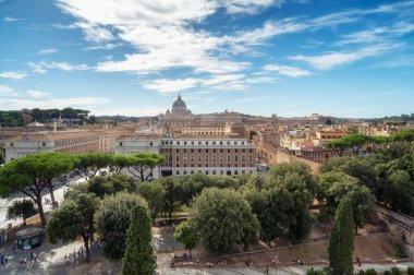 Roma 'nın panoramik manzarası ünlü Vatikan Aziz Peter Bazilikası ile Skyline. Saint Angelo şatosunun terasından hava manzarası.