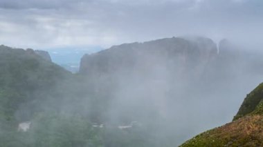 Meteora Vadisi 'ndeki inanılmaz Rousanou manastırı ve yoğun sisli Thessaly, Yunanistan.