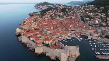 Hırvatistan 'ın ünlü eski Dubrovnik kentinin klibi, kuleleri, dar taş caddeleri ve Adriyatik deniz kıyısında kırmızı çatıları olan ve antik kent duvarları ve turkuaz Adriyatik denizi ile çevrili eski bir kasaba..