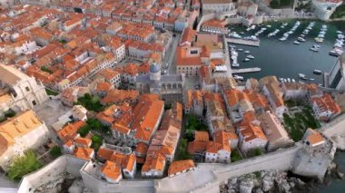 Hırvatistan 'ın ünlü eski Dubrovnik kentinin klibi, kuleleri, dar taş caddeleri ve Adriyatik deniz kıyısında kırmızı çatıları olan ve antik kent duvarları ve turkuaz Adriyatik denizi ile çevrili eski bir kasaba..