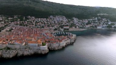 Hırvatistan 'ın ünlü eski Dubrovnik kentinin klibi, kuleleri, dar taş caddeleri ve Adriyatik deniz kıyısında kırmızı çatıları olan ve antik kent duvarları ve turkuaz Adriyatik denizi ile çevrili eski bir kasaba..