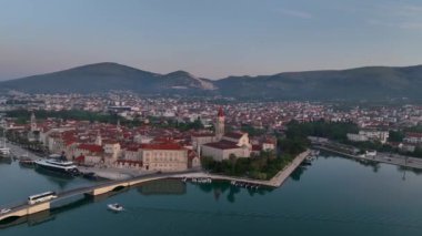 Hırvatistan 'ın Adriyatik kıyısında yer alan eski Trogir kasabasına ev sahipliği yapan adanın gündoğumunda insansız hava aracı genel görünümü. Trogir 'in resimli eski bir kasabası.