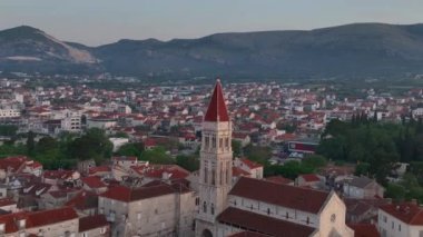 Hırvatistan 'ın Adriyatik kıyısında yer alan eski Trogir kasabasına ev sahipliği yapan adanın gündoğumunda insansız hava aracı genel görünümü. Trogir 'in resimli eski bir kasabası.