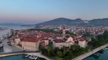 Hırvatistan 'ın Adriyatik kıyısında yer alan eski Trogir kasabasına ev sahipliği yapan adanın gündoğumunda insansız hava aracı genel görünümü. Trogir 'in resimli eski bir kasabası.