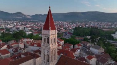 Hırvatistan 'ın Adriyatik kıyısında yer alan eski Trogir kasabasına ev sahipliği yapan adanın gündoğumunda insansız hava aracı genel görünümü. Trogir 'in resimli eski bir kasabası.