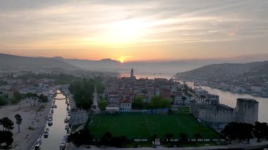 Hırvatistan 'ın Adriyatik kıyısında yer alan eski Trogir kasabasına ev sahipliği yapan adanın gündoğumunda insansız hava aracı genel görünümü. Trogir 'in resimli eski bir kasabası.