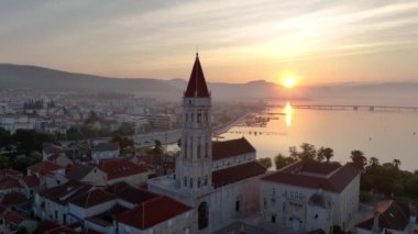 Hırvatistan 'ın Adriyatik kıyısında yer alan eski Trogir kasabasına ev sahipliği yapan adanın gündoğumunda insansız hava aracı genel görünümü. Trogir 'in resimli eski bir kasabası.