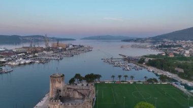 Hırvatistan 'ın Adriyatik kıyısında yer alan eski Trogir kasabasına ev sahipliği yapan adanın gündoğumunda insansız hava aracı genel görünümü. Trogir 'in resimli eski bir kasabası.