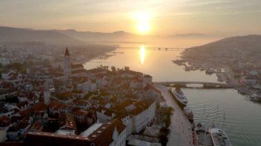 Hırvatistan 'ın Adriyatik kıyısında yer alan eski Trogir kasabasına ev sahipliği yapan adanın gündoğumunda insansız hava aracı genel görünümü. Trogir 'in resimli eski bir kasabası.