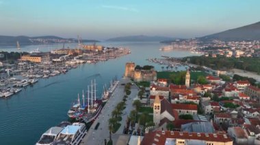 Hırvatistan 'ın Adriyatik kıyısında yer alan eski Trogir kasabasına ev sahipliği yapan adanın gündoğumunda insansız hava aracı genel görünümü. Trogir 'in resimli eski bir kasabası.